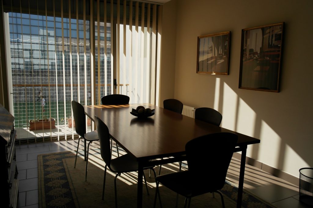 Sala de trabalhos de grupo para estudantes universitários