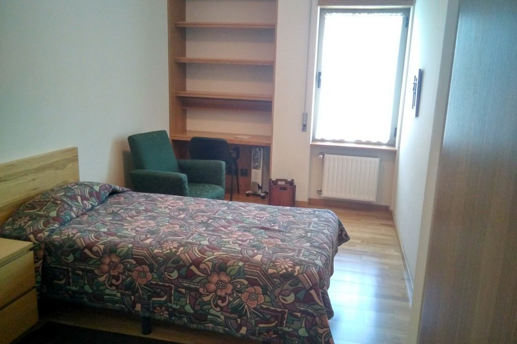 Quarto individual da residência universitária Vega, no Porto